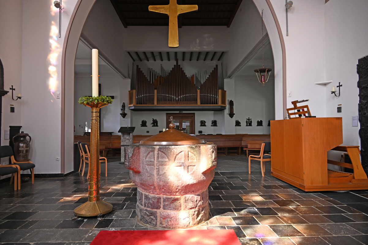 "St. Peter (Konzen), Blick aus dem Chorraum zur Orgel"