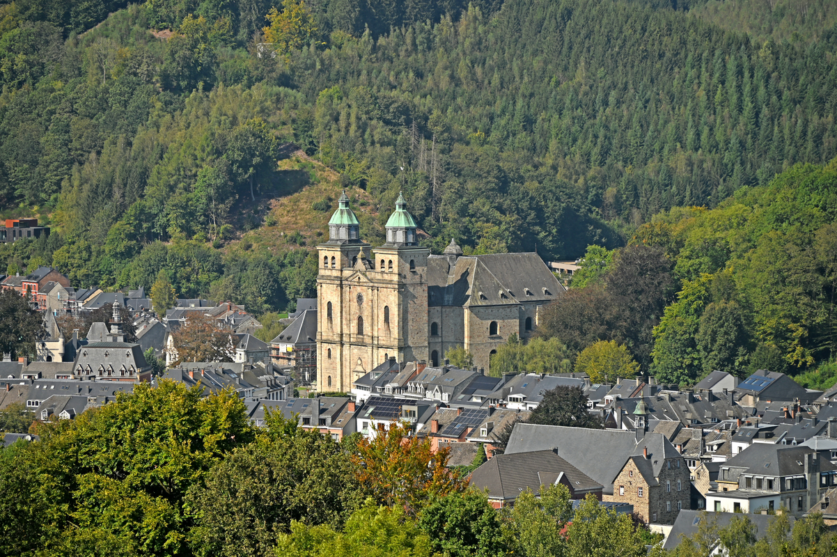 "Malmedy, Altstadt mit Kathedrale von Südosten"