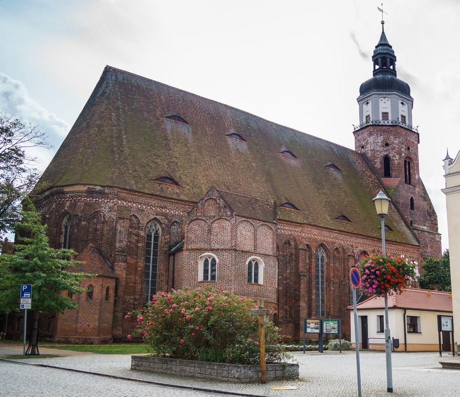 "Stadtpfarrkirche St. Marien und Kriegerdenkmal Germania vor dem Rathaus in Herzberg (Elster)"