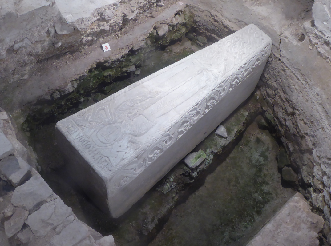 "Sarcophage mérovingien du 7ème siècle , visible par des vitres dans le sol du choeur de la collégiale Saint-Ode d'Amay à l'endroit où il fut découvert le 22 janvier 1977. Classé comme trésor de la Communauté Française le 12 février 2010."