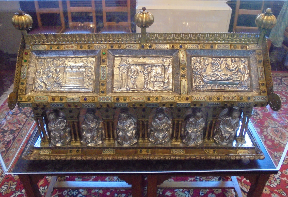 "Bâtière de Sainte Ode de la châsse d'Amay, réalisé vers 1245-1255. Classé comme trésor de la Communauté Française depuis le 23 Novembre 2010."