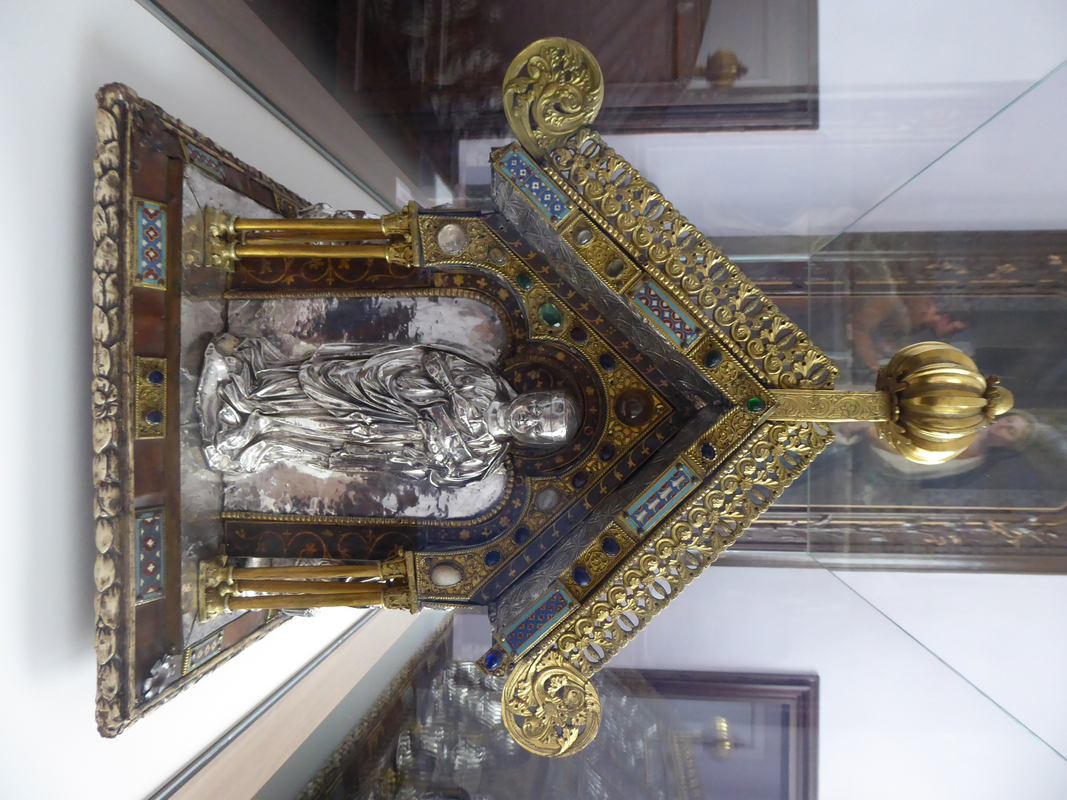 "Pignon de la châsse d'Amay représentant saint Georges, réalisée vers 1245-1255. Classé comme trésor de la Communauté Française depuis le 23 Novembre 2010."