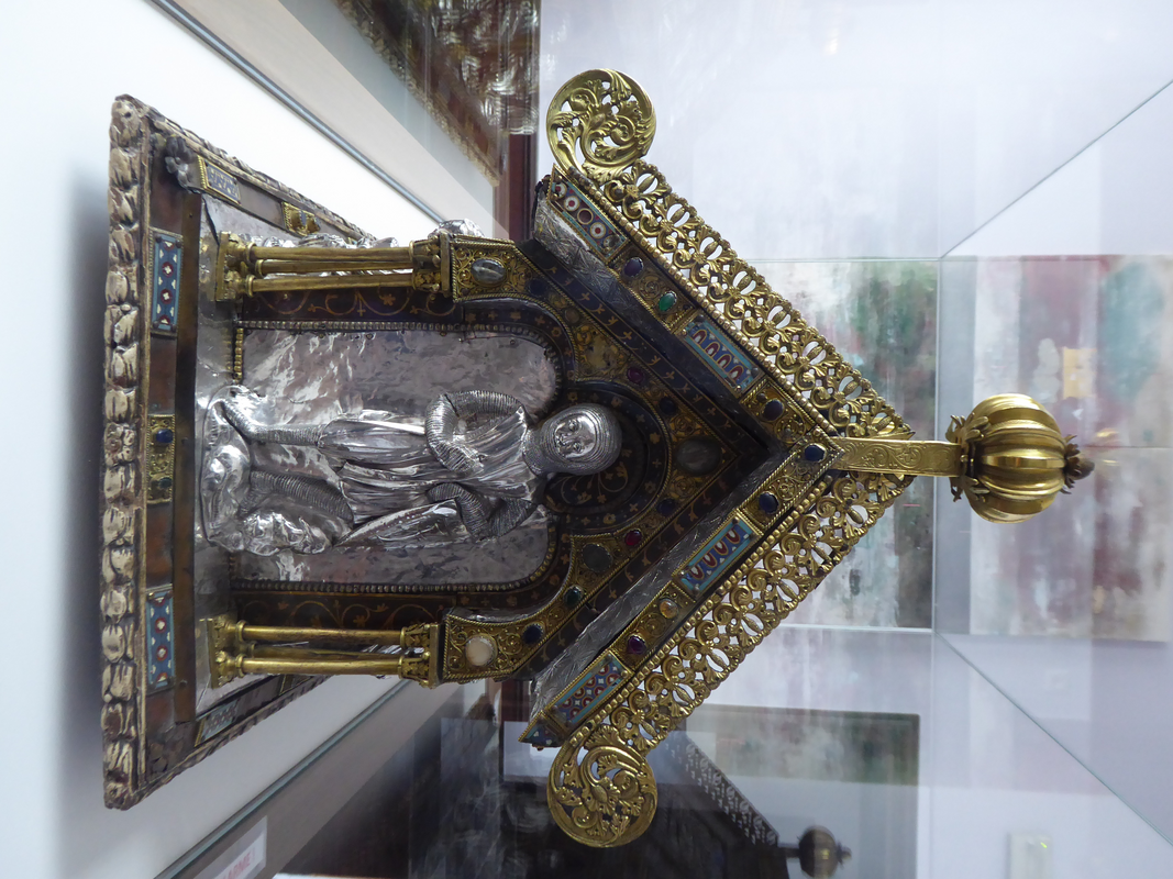 "Pignon de la châsse d'Amay représentant sainte Ode, réalisée vers 1245-1255. Classé comme trésor de la Communauté Française depuis le 23 Novembre 2010."