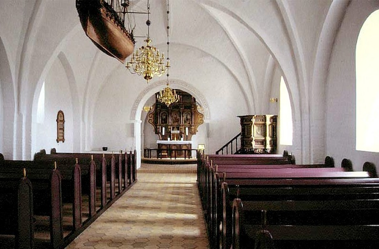 "Haldum Kirke i Danmark. Skibet set mod øst"