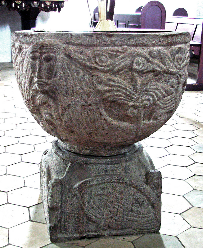 "Døbefont i Haldum Kirke der ligger i Haldum Sogn, Sabro herred. Århus amt, Århus stift, Østjylland, Denmark. da:Haldum Kirke"