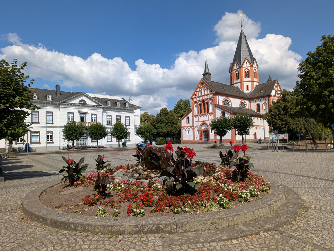 "Rathaus und St. Peter am Kirchplatz in Sinzig"