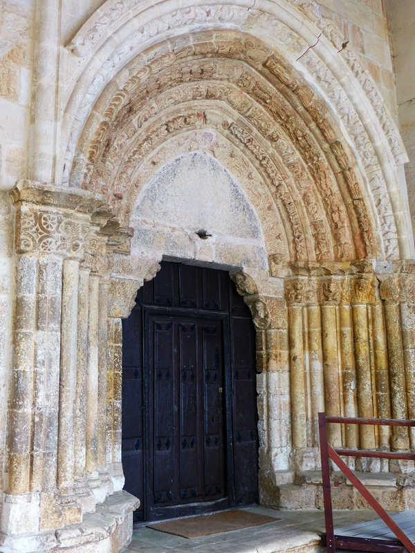"Portada de la Iglesia de Nuestra Señora de la Asunción (Peñacerrada, Álava). Factura tardorrománica o protogótica típica del románico alavés, correspondiente al siglo XIII"