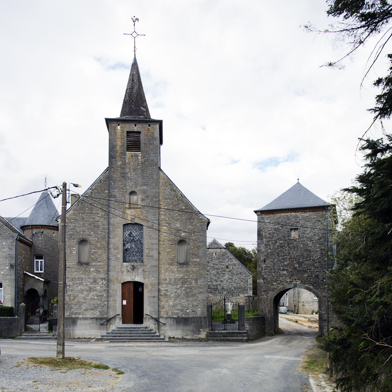 "Eglise Saint-Martin [Sorinnes] [...] Ancienne chapelle castrale reconstruite en 1777, modifiée et agrandie en 1880."
