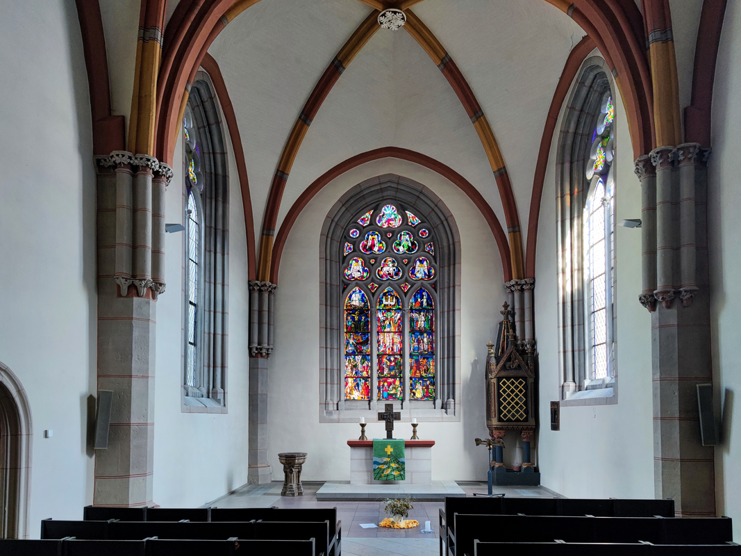 "Die evangelisch-lutherische Münsterkirche St. Bonifatius (und St. Romanus) in Hameln, Niedersachsen, gehört und dient einer Kirchengemeinde der Evangelisch-Lutherischen Landeskirche Hannovers." -- the baptismal font on the north side is the modern one in use