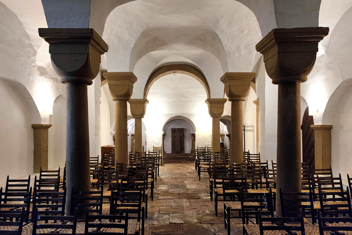 "Die evangelisch-lutherische Münsterkirche St. Bonifatius (und St. Romanus) in Hameln, Niedersachsen, gehört und dient einer Kirchengemeinde der Evangelisch-Lutherischen Landeskirche Hannovers."
