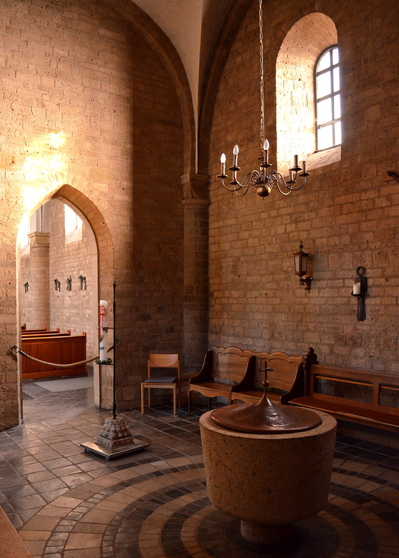 "Hoch-Elten, Sint-Vituskerk - doopkapel" -- showing the modern font in it