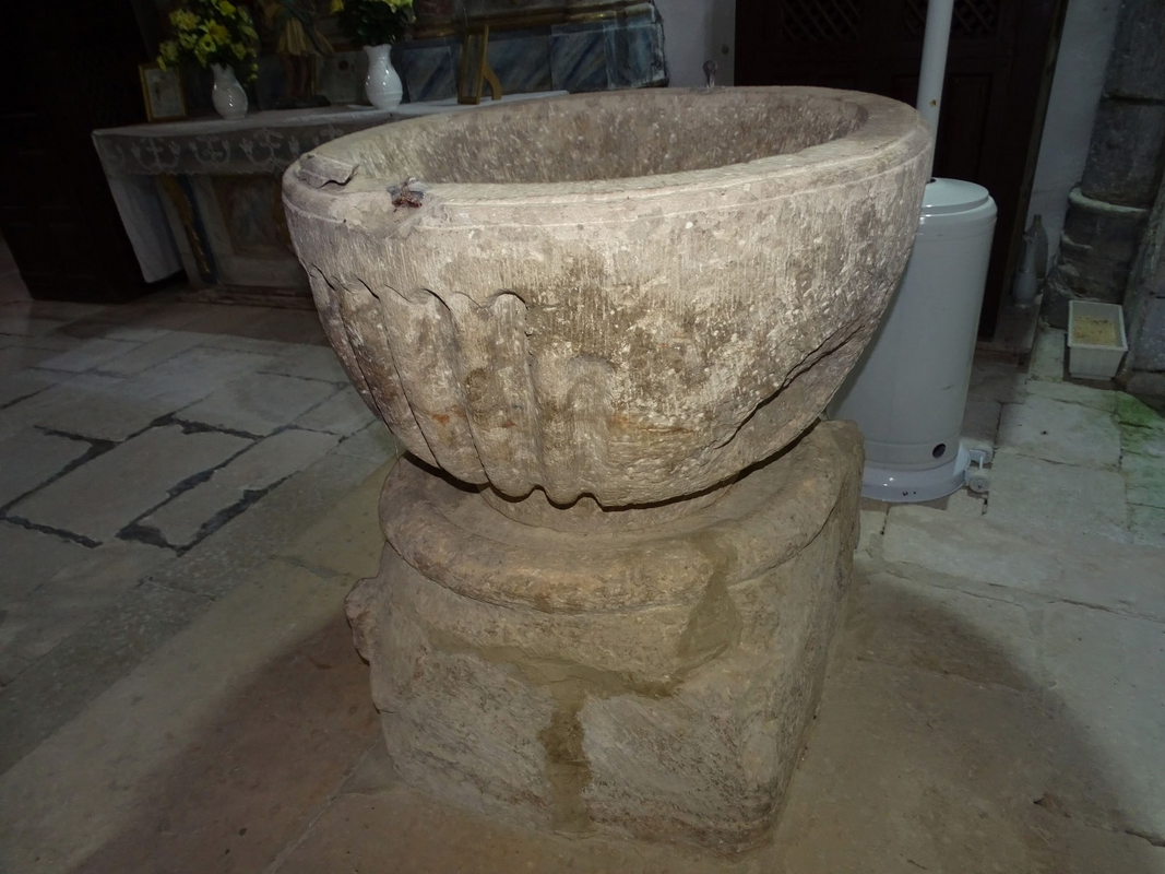 showing the side at the back of the basin where th ribbing was not completed -- probably because that side was meant to go against the wall or in a corner