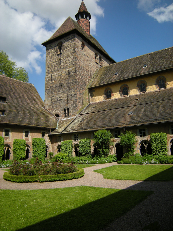 "Hessisch Oldendorf - Stift Fischbeck Kirche Innenhof"