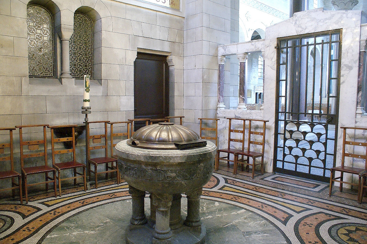 "Parochiekerk Sint-Michaël en Sint-Petrus - Antwerpen - Doopvont"