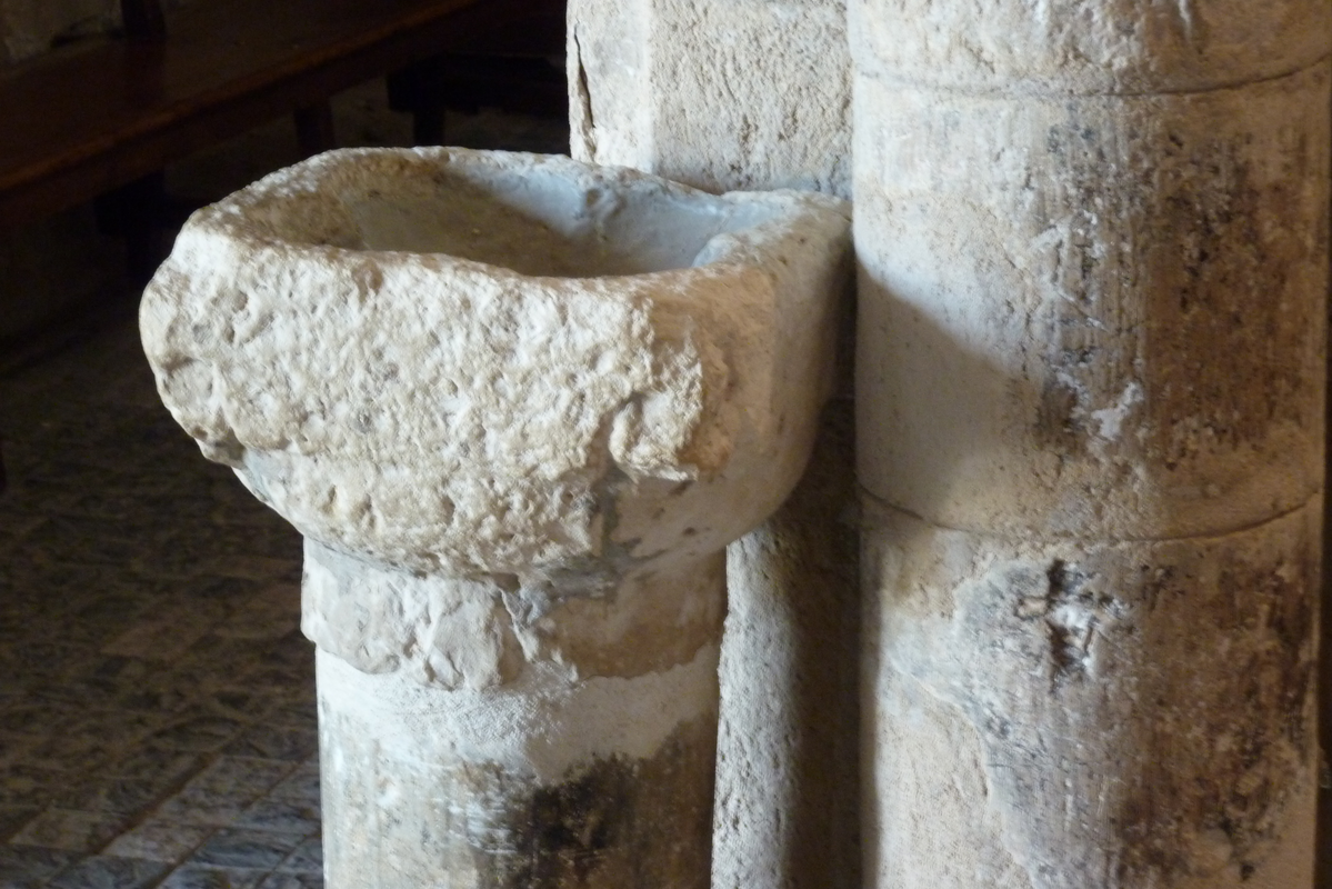 "de:Santa María de Wamba, ein zum Weihwasserbecken umfunktioniertes Kapitell"