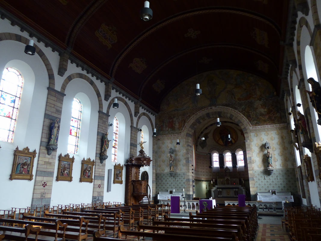 "Intérieur de l'église Saint-Martin d'Avennes" -- the top of the font and cover can be seen on the right side of the image, far [east] end