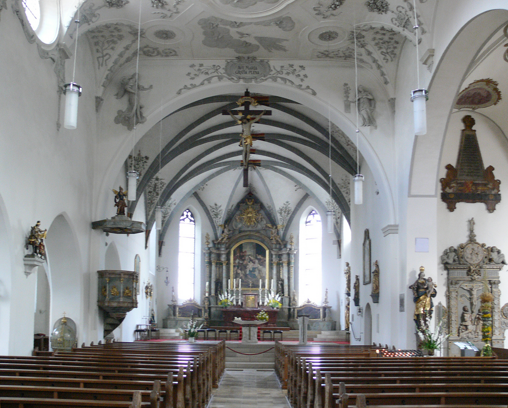 "Pfarrkirche St. Martin, Aulendorf, Landkreis Ravensburg" -- the present font and cover are visible on the left, beneath the arcade separating the nave from the north aisle