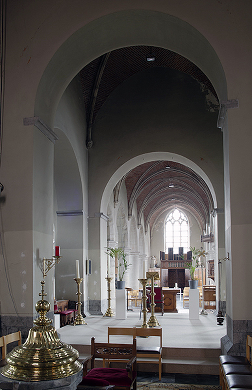 "Asper, parochiekerk Sint-Martinu. Gavere. Oost-Vlaanderen. Belgium. Interieur, het schip en kruising. Parish church (Parochiekerk Sint-Martinus). Interior. The nave." -- showing the font and cover partially on the left side of the image 