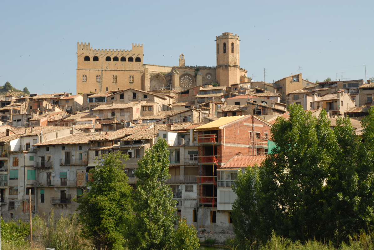 "Castell de Vall-de-roures. La vila antiga des del carrer d'Elvira Hidalgo"