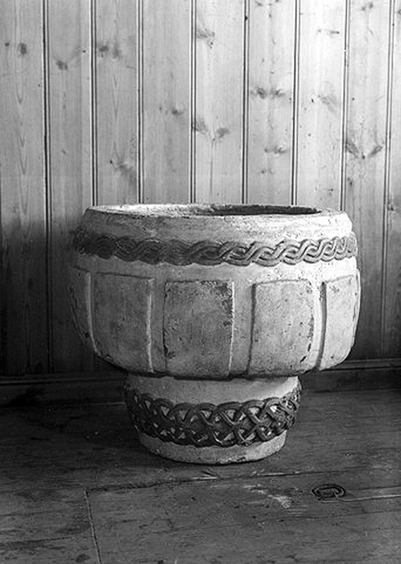 "DØPEFONT I STEIN, HH, OTTESTAD KIRKE i Stange"