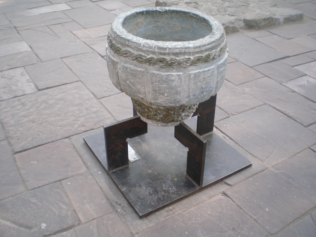 "Døpefont fra Ottestad kirke, nå utstilt i Domkirkeruinene på Hamar"