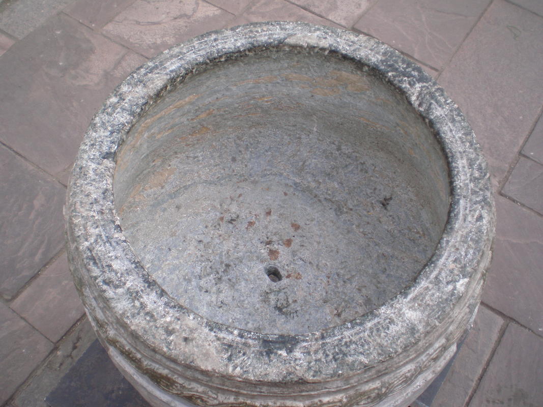 "Døpefont fra Ottestad kirke, nå utstilt i Domkirkeruinene på Hamar"