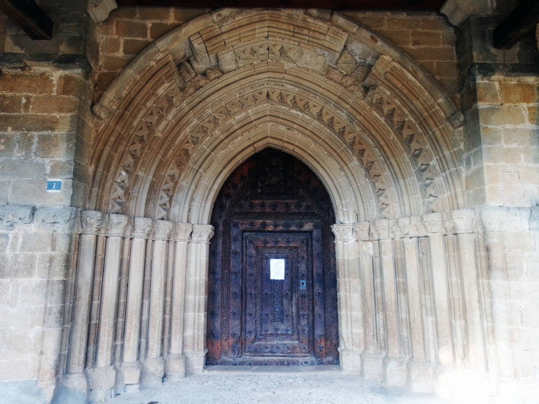 "Pórtico de la Iglesia de Nuestra Señora de la Asunción en Lapoblación (Navarra)"