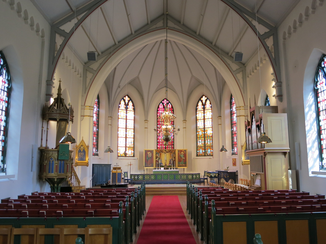 " Interiör av Trollhättans kyrka i Västra Götaland" -- the font is partly visible at the far [east] end, right [south] side