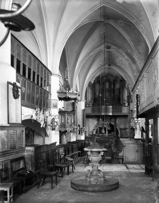 "Inneres, Mittelschiff und Chor nach Westen" -- notice the old [wooden?] cover on the font in this 1892 photograph