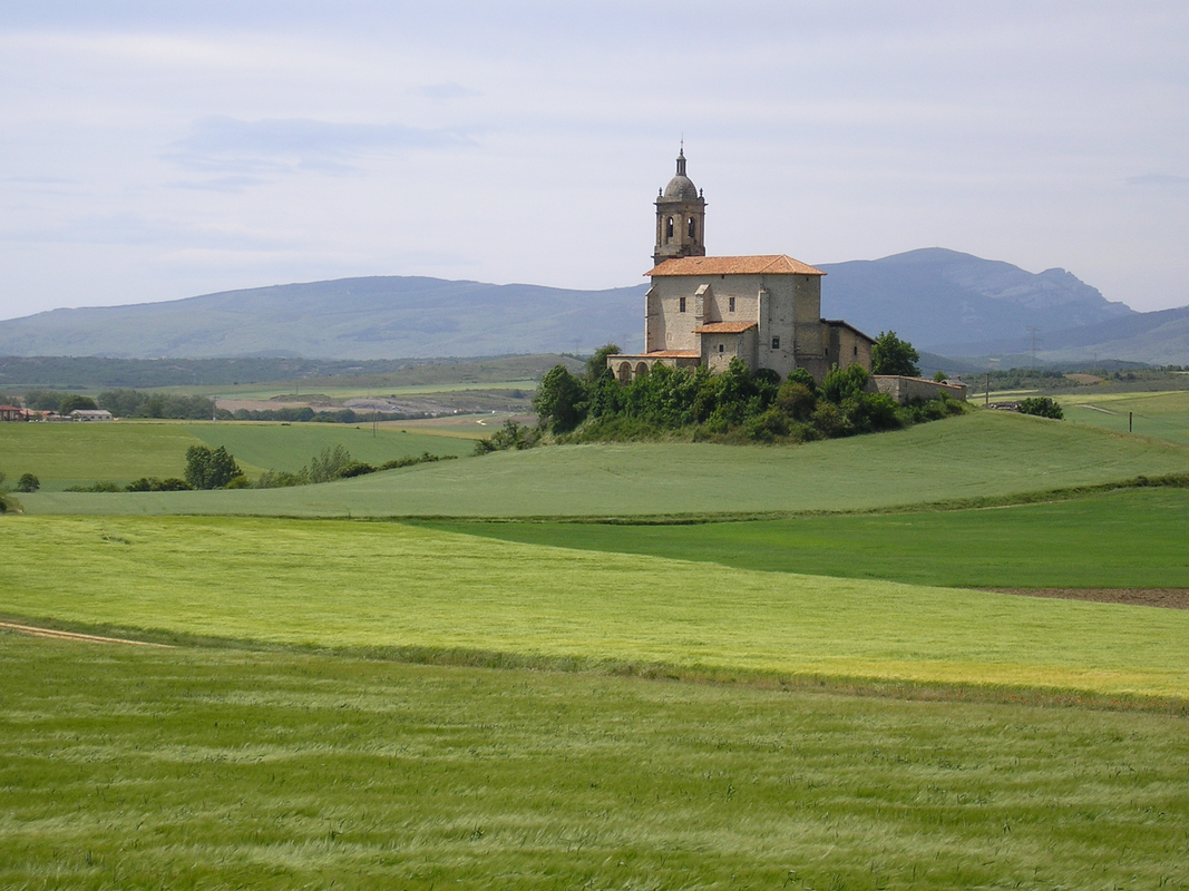"Iglesia de Arroiabe, al fondo el Gorbea"