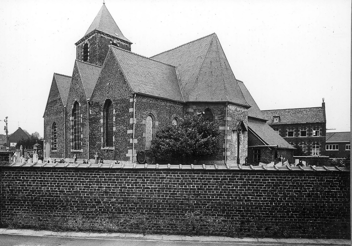 "Description:
1575-1577 : construction ornée de motifs en briques noires
1751-1800 : la tour
1591-1600 : la nef et les chapelles latérales"