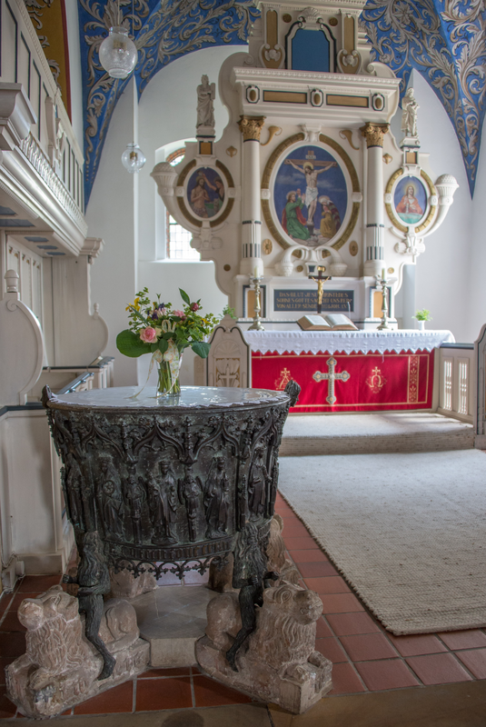 "Taufbecken in der St. Dionysiuskirche, Debstedt 1497 hat Gotfried Klinghe, Angehöriger einer Familie von Erzgießern in Bremen, den Taufkessel für die Debstedter Kirche angefertigt. 1515 wurde er in der Kirche aufgestellt. 1912 wurde das Becken bei einem großen Brand starkt beschädigt. 1936 wurde es mit Spendengeldern restauriert."