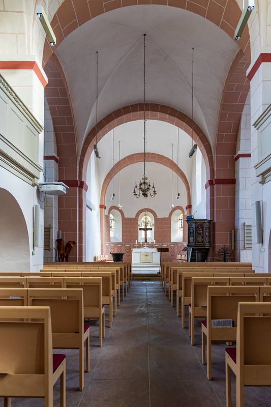 "Innenraum der St.-Viti-Kirche (Zeven)" -- showing the font in the chancel, left [north] side