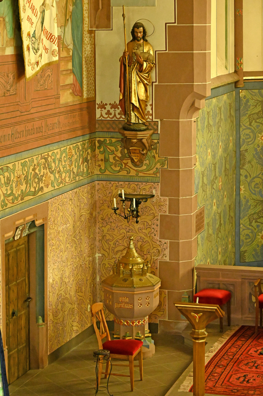 "St. Maria Königin (Dudeldorf), östliche Chorwand, Taufstein und Statue St. Johannes Baptist" -- the modern font