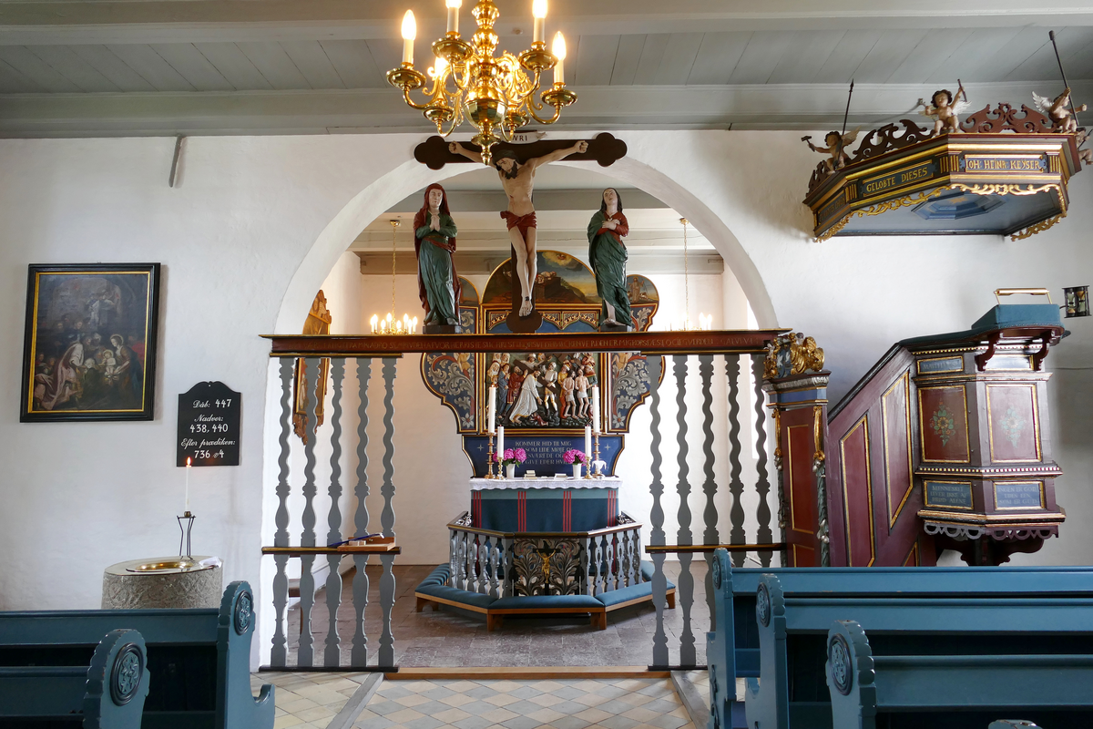 "Kegnæs kirke, udsigt mod alteret" -- showing partially the old font from St. Nicolaj in Sønderborg in the bottom left corner of the image