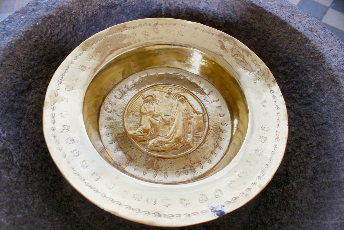 "Hald Kirke, dåbsfadet liggende i døbefont, en af de jyske løvefonte, motiv bebudelse"