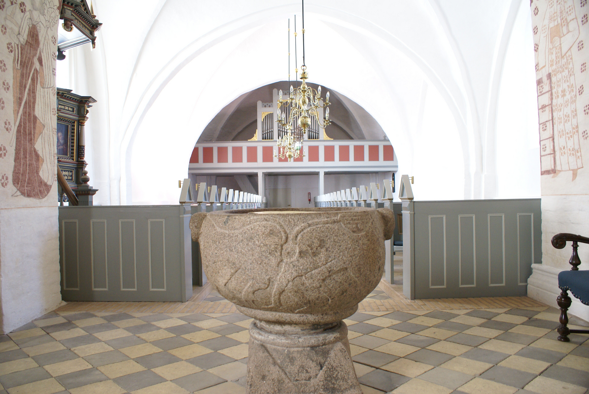 "Hald Kirke, døbefont, en af de jyske løvefonte"