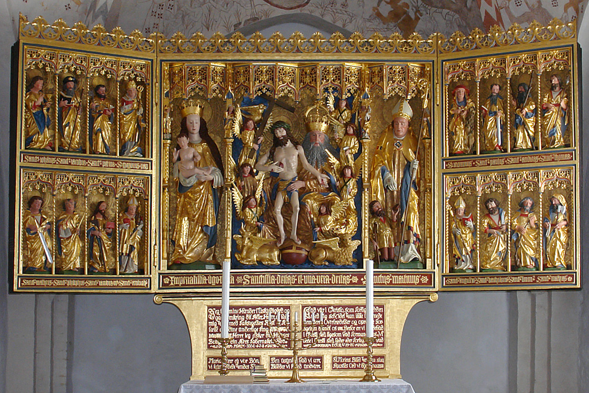 "Kirche von Hald (DK): Der dreiflügelige Altar wird einem unbekannten Lübecker Meister zugeschrieben, der im 20. Jh. nach der Inschrift unter der Marienstatue (Imperialissima virgo Maria) den Notnamen Imperialissima-Meister erhielt. Der Altar stand ursprünglich in der St. Mortens-Kirche von Randers, der 1765 ein neuer Altar gespendet wurde."