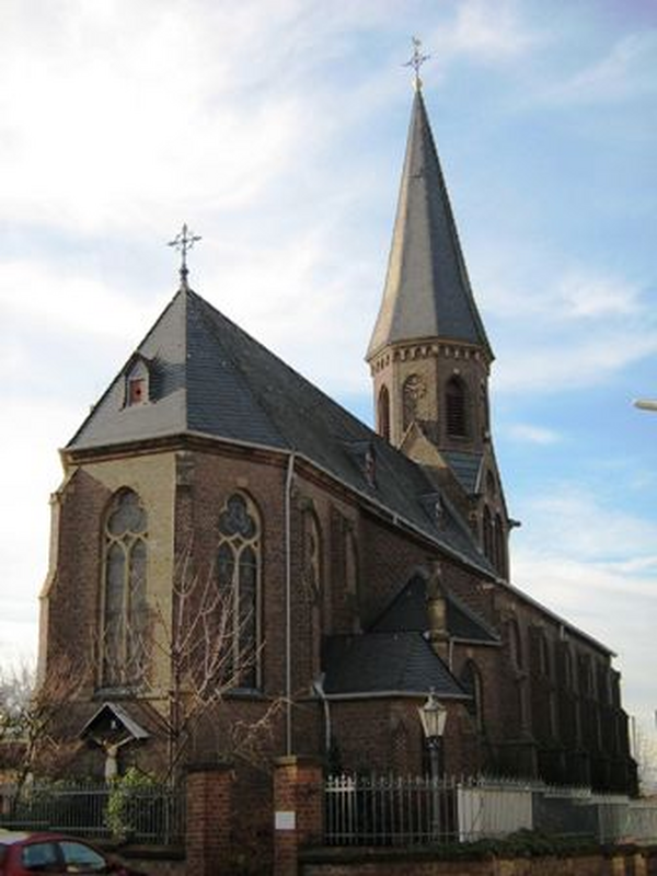 "Die Pfarrkirche St. Cyriakus von der Nord-Ost-Seite"