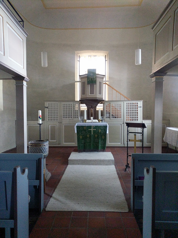 "Der Altarraum der ev. Kirche in Ellingerode, Teil von Witzenhausen" -- showing the font partially on the left [north] side