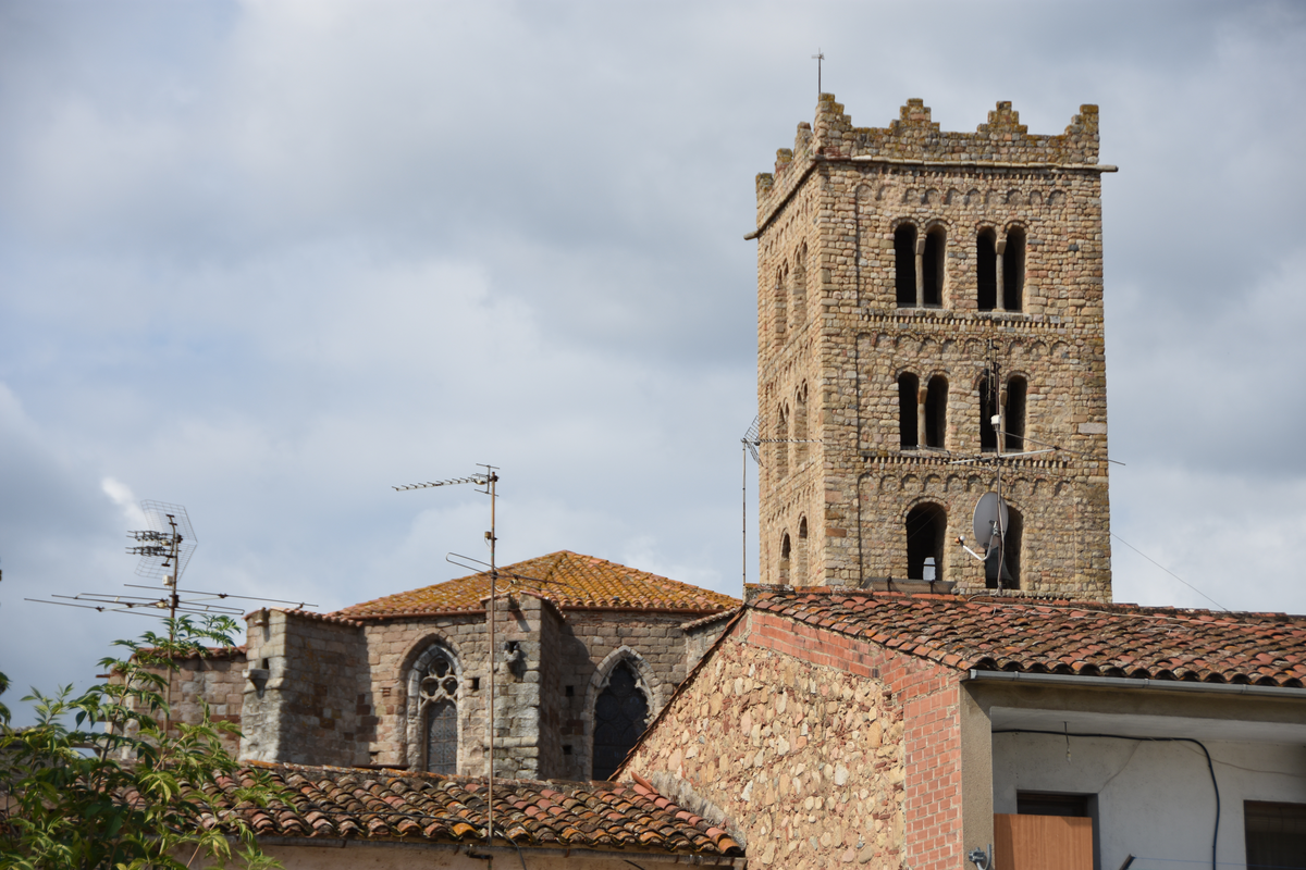 "Monestir de Sant Salvador de Breda. Campanar romànic i capçalera de l'església"