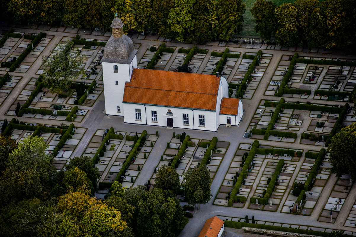 "Mjällby kyrka från luften"