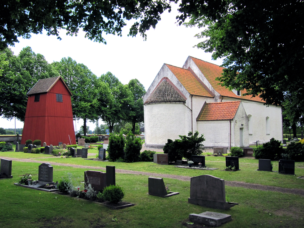 "Gualövs kyrka med klockstapel från nordost"