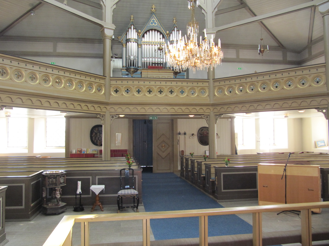 "Kyrkorum i riktning mot ingång och orgelläktare Hällaryds kyrka" -- showing the font on the left