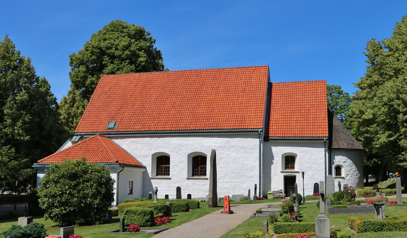 "Nättraby kyrka.Kyrkan i spritputsad gråsten är uppförd på 1100-talet och sägs vara en av Blekinges äldsta kyrkor i oförändrat skick / Nättraby Church.The Church was built in 12tn century cement rendered with plaster and gray stone, said to be one of the oldest churches in the unaltered state."