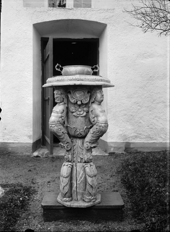 "Dopfunt av trä från 1692" -- shown in 1914