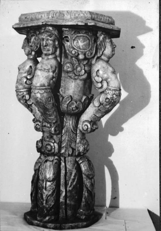 Dopfunt av trä från 1692. Före restaurering." -- shown in 1938