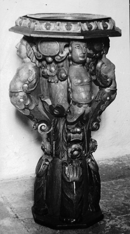 Dopfunt av trä från 1692. Efter restaurering." -- shown in 1938