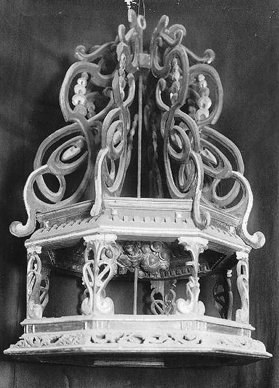 "Baldakin till dopfunt från 1600-talets mitt."