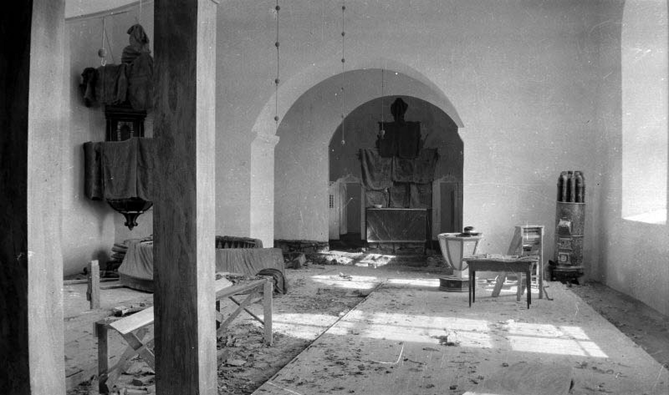 "Koret med äldre tegelgolv. Mot nordväst. Under restaureringen. 1923"